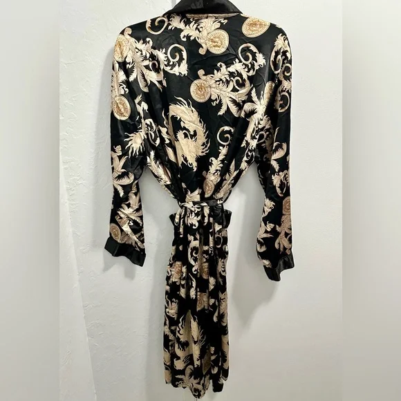 Elegant Black and Gold Unisex Italian Kimono Robe - Picture 6 of 9